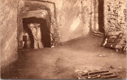 Delcampe - Bouillon - "Intérieur Du Château" - Binnenplaats Van Het Kasteel Met Cachot En Oubliette-rooster - Bouillon