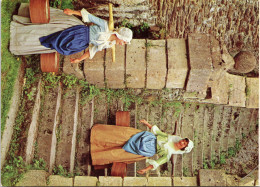 Delcampe - Bouillon - "A BOUILLON, AU CHATEAU" - Waterdragers Op De Trappen Van Het Kasteel Van Bouillon - Bouillon
