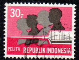 Delcampe - INDONESIA INDONÉSIE 1969 FIVE YEAR DEVELOPMENT PLAN HEALTH CARE PEOPLE AND SYRINGE 30r USED USATO OBLITERE' - Indonesien