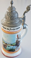 Delcampe - Bier Krug Hoch Lebe Die Fischerei, 1L, H=24cm Mit Deckel, Durchm. 8cm Bière - Bierbeek