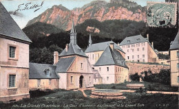 Delcampe - 38 - La Grande Chartreuse - La Cour D'Honneur Du Couvent Et Le Grand Som - Colorisée - Chartreuse