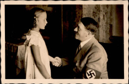 Delcampe - Hitler Mit Einem Mädchen, PH 1154 II (Eckknick) - Guerra 1939-45