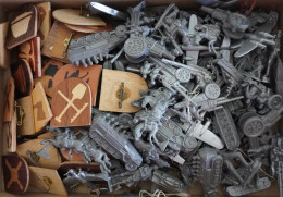 Delcampe - WHW Kl. Schachtel Mit Holz-Abzeichen Und Plastik-Abzeichen - Guerre 1939-45