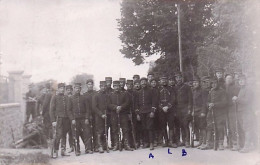 Delcampe - Militaria - Carte Photo  - Guerre 1914 - Regiment Prenant La Pose - - Regimente