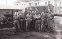 Delcampe - Militaria - Carte Photo  - Guerre 1914 -  Hommes De Troupe Posant Devant Un Canon - Regimente