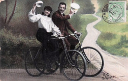 Delcampe - Cyclisme - Jeune Couple Saluant Sur Leur Byciclette  - 1906 - Radsport