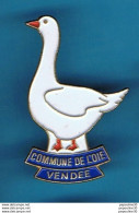 Delcampe - PIN'S //  ** COMMUNE DE L'OIE / VENDÉE ** . (Ht 4 Cm X Larg 2,5 Cm) - Animaux