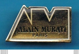 Delcampe - PIN'S // ** ALAIN MURATI PARIS / VÊTEMENTS ** - Marques