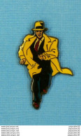 Delcampe - 1 PIN'S // ** DICK TRACY / CÉLÈBRE BD POLICIÈRE AMÉRICAINE ** . (Dick Tracy ©DISNEY) - Fumetti