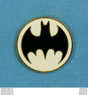 Delcampe - 1 PIN'S // ** LOGO / EMBLÈME " BATMAN " BRUCE WAYNE ** . (© DC Comics 1988 GIFT Créations) - Fumetti