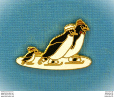 Delcampe - 1 PIN'S //  ** FAMILLE DE PINGOUINS SUR LA BANQUISE ** . (©Designs By Margarita). - Animaux