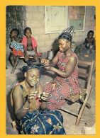 Delcampe - CPSM AFRIQUE EN COULEURS/AFRICA IN COLORS - Coiffure Sitting - Ohne Zuordnung