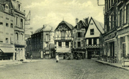 Delcampe - CPSM    AURAY  - La Place De La Mairie. - Auray