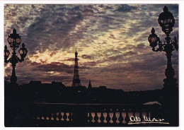 Delcampe - CPSM 10.5x15 Signée Albert MONIER " PARIS   Le Pont Alexandre III Et La Tour Eiffel " Contre Jour Soleil Couchant Nuages - Monier