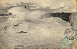 Delcampe - CPA Le Treport La Jetee Un Jour De Tempete Phare - Le Treport