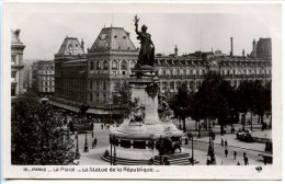 Delcampe - CPA 9 X 14  PARIS   La Place  La Statue De La République  Omnibus Hippomobile  Maisons Des Magasins Réunis  Bazar - Plätze