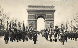 Delcampe - CPM Militaria 11 Novembre Les Drapeaux Des Regiment Dissous - Heimat