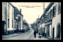 Delcampe - 57 - BITCHE - RUE ST-AUGUSTIN ET HOPITAL MILITAIRE - MAGASIN JOSEPH SCHELL - Bitche