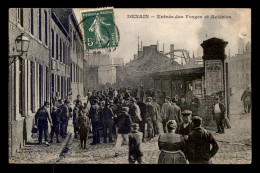 Delcampe - 59 - DENAIN - LES OUVRIERS A L'ENTREE DES FORGES ET ACIERIES - Denain