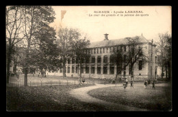 Delcampe - 92 - SCEAUX - LE LYCEE LAKANAL - LA COUR DES GRANDS ET LA PELOUSE DES SPORTS - Sceaux
