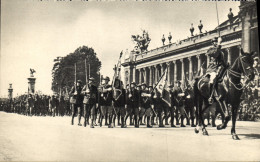 Delcampe - CPM Militaria Defile Devant Le Grand Palais Paris - Heimat