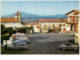 Delcampe - 64.BIDART.n°26509.LA PLACE DE LA MAIRIE ET L'EGLISE.AU FOND LA RHUNE.VOITURES.CPSM - Bidart