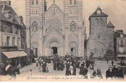 Delcampe - 61 - La Ferté Macé - SAN20835 - L'Eglise - Un Jour De 1èere Communion - La Ferte Mace