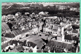 Delcampe - EN AVION AU DESSUS DE HESDIN - LA GRAND'PLACE ET VUE GENERALE - CPSM PETIT FORMAT - Hesdin