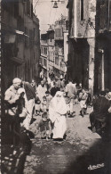 Delcampe - CPA ALGÉRIE - Alger : Rue De La Casbah - Voyageuse 3 Timbres - 1954 Bruxelles - Algerien