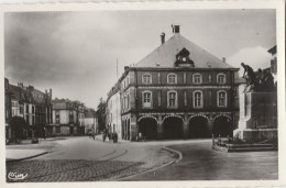 Delcampe - 88 - RAON L'ETAPE - Hôtel De Ville Et Monument Aux Morts De La Guerre  (CPSM Petit Format Bords Crantés) - Raon L'Etape
