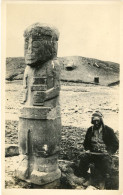Delcampe - Peru Indigenous Man By The Inca Statue H14476 - Perú