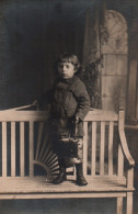 Delcampe - Carte-Photo - BÉBÉ Debout Sur Un Banc - Edition Photo - Babies