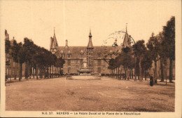 Delcampe - Nevers CPA Le Palais Ducal Et La Place De La Republique - Nevers