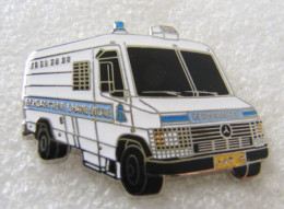 Delcampe - PIN'S   FOURGON MERCEDES-BENZ  GENDARMERIE  Email Grand Feu - Mercedes
