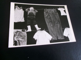 Delcampe - BELLE CARTE PHOTO  HUMORISTIQUE SIGNEE B.NAUTS..."ENFANT AU LINGE" .. - Humorvolle Karten
