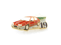 Delcampe - PIN'S    RENAULT  19    ROUGE  ARTHUS BERTRAND  époxy - Renault