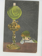 Delcampe - ENFANTS - Jolie Carte Fantaisie Enfant S'endormant à La Lumière D'une Jolie Lampe à Pétrole - Kinder-Zeichnungen