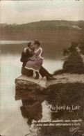 Delcampe - CPA Fantaisie Couple Au Bord Du Lac - Paare