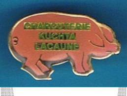 Delcampe - PIN'S //  ** CHARCUTERIE  KUCHTA LACAUNE COCHON ** - Alimentation