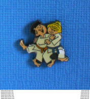 Delcampe - 1 PIN'S //  ** 2 JEUNES JUDOKA ** - Judo