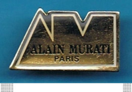 Delcampe - PIN'S // ** ALAIN MURATI PARIS / VÊTEMENTS ** - Marcas Registradas