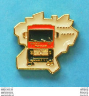Delcampe - 1 PIN'S //   ** AMICALE DES MÉDAILLÉS / RHONE-ALPES / RENAULT AE 500 MAGNUM ** - Transports
