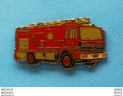 Delcampe - 1 PIN'S //   ** CAMION D'APPUI / AGRÈS BRIGADE SAPEURS POMPIERS DE PARIS / DESTINÉ à L'ATTAQUE DU FEU ** - Bomberos