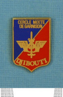 Delcampe - 1 PIN'S //  ** CERCLE MIXTE DE GARNISON DJIBOUTI ** . (Y. Delsart) - Militares
