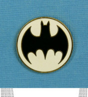 Delcampe - 1 PIN'S // ** LOGO / EMBLÈME " BATMAN " BRUCE WAYNE ** . (© DC Comics 1988 GIFT Créations) - Cómics
