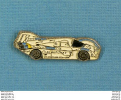 Delcampe - 1 PIN'S //  ** MYTHIQUE PORSCHE 962 C / MOTEUR DOUBLE TURBO /  BLAUPKUNT / SHELL ** - Porsche