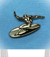 Delcampe - 1 PIN'S // ** LE " SURFEUR D'ARGENT " MARVEL COMICS ** . (SAGGAY© 1989 MARVEL ENT.GROUP.INC All Rights Reserved) - Cómics