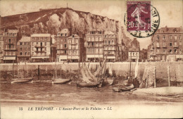 Delcampe - CPA Le Treport L Avant Port Et La Falaise Bateaux - Le Treport