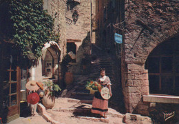Delcampe - France Saint Paul De Vence Rue Pittoresque Femme Unposted #SCD500 - Saint Paul