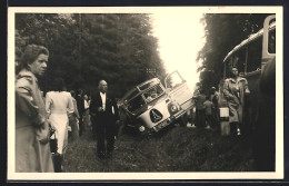 Delcampe - Foto-AK Magirus Omnibus Liegt Halb Im Strassengraben, Die Passagiere Daneben, Kennzeichen AW 27 6255 - Busse & Reisebusse